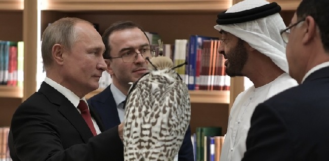 Kunjungi UEA, Putin Bawa Elang Pemangsa Untuk Putra Mahkota