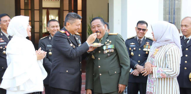 Rayakan HUT TNI, Kapolda Jateng Rela Suapi Pangdam Diponegoro