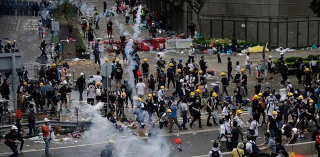 Lima Bulan Didemo, Hong Kong Dilanda Resesi