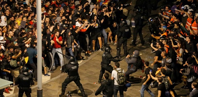 9 Pemimpin Catalunya Ditahan, Bandara Barcelona Dipenuhi Ribuan Demonstran