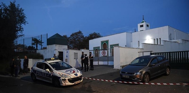 Kepergok Mau Bakar Masjid, Pria Ini Tembak Dua Orang Saksi