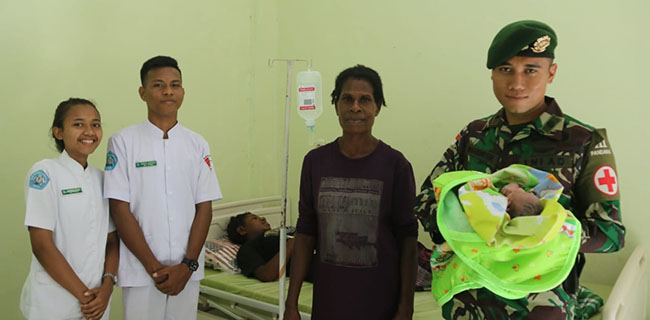 Dibantu Anggota TNI, Seorang Ibu Di Kampung Erambu Papua Lahirkan Bayi Mungil