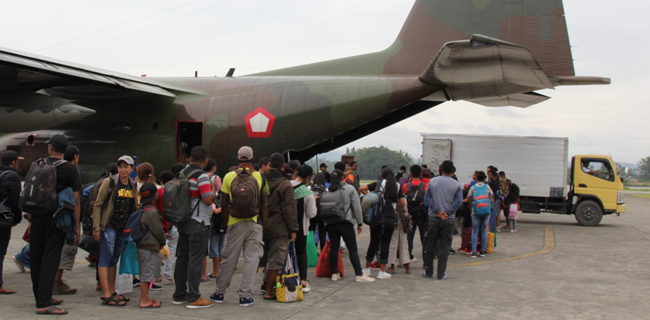 TNI Kembali Berangkatkan Pengungsi Ke Wamena, Hari Ini Diterbangkan 243 Orang
