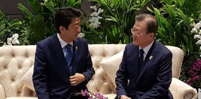 Hanya 11 Menit, Pertemuan Shinzo Abe Dan Moon Jae-in Di KTT ASEAN