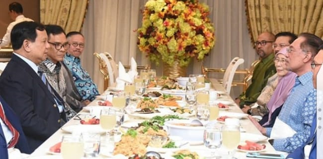 Dijamu Makan Malam Oleh Wakil PM Malaysia, Prabowo Bahas Isu-isu Regional
