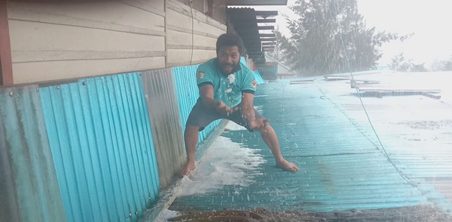 Hujan Es Guyur Puncak Papua Usai Kemarau Panjang