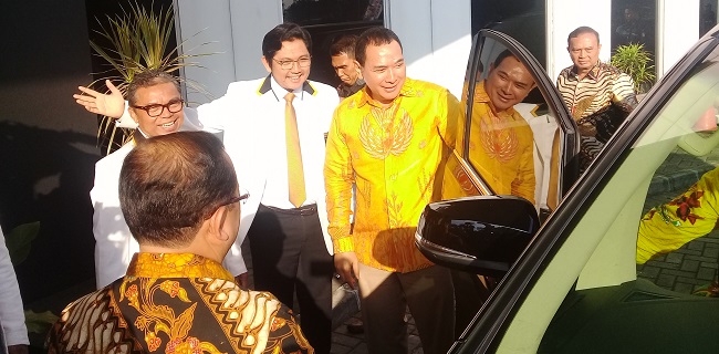 Serba-Kuning dan Semringah, Tommy Soeharto dan Rombongan Tiba di Kantor DPP PKS