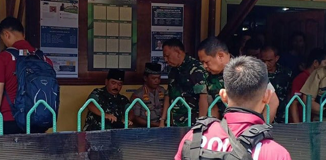 Panglima TNI Dan Kapolri Salat Jumat Di Tembagapura