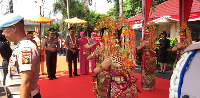 Komjen Firli Sambut Kapolda Sumsel Baru Irjen Priyo Di Bandara