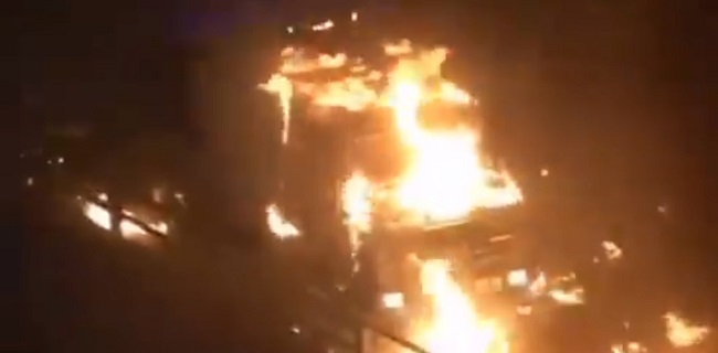 Dihujani Bom Molotov, Mobil Kepolisian Hong Kong Terbakar
