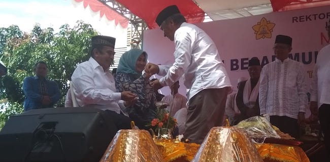 Pulang Kampung, Menteri Fachrul Razi Disambut Adat Peusijuek Di Unsyiah