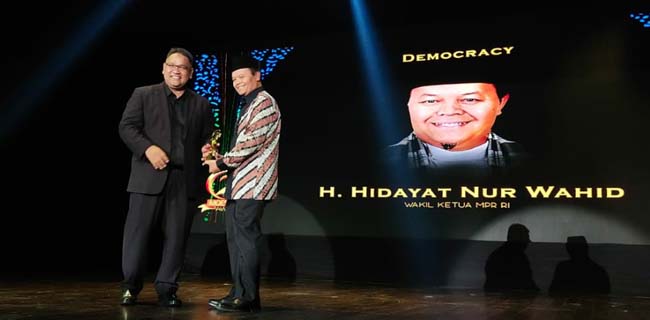 Raih <i>Democracy Achievement Award</i>, HNW: Demokrasi Umat Islam Selamatkan NKRI