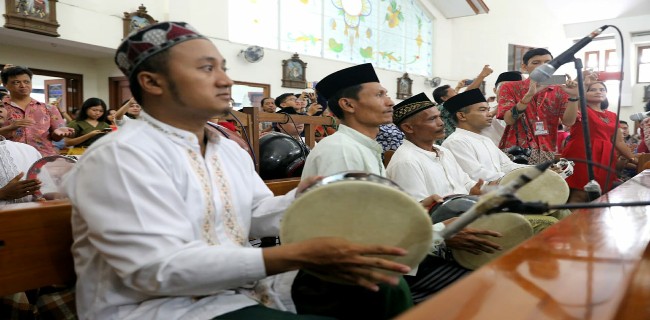 Kolaborasi Rebana  Pesantren Dan Paduan Suara Gereja  