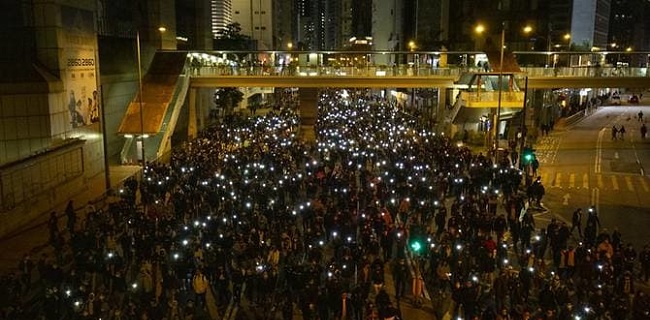 Perayaan Setengah Tahun Gelombang Protes, Warga Hong Kong Gelar Aksi Besar-besaran