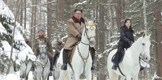 Kembali Naik Kuda Putih Ke Gunung Paektu, Kim Jong Un Kini Ditemani Istri