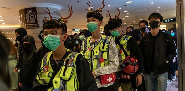 Kenakan Artibut Santa, Demonstran Hong Kong Unjuk Rasa Di Malam Natal