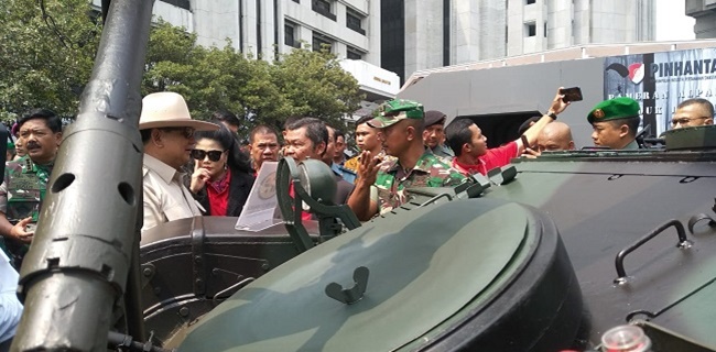 Ngecek Tank, Prabowo: Ini Pake AC Kan?