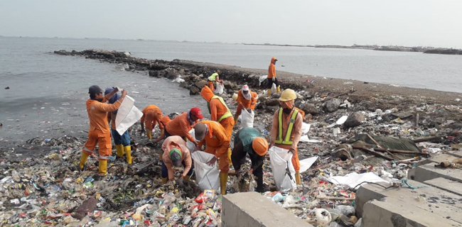 KBN Dan Sudin Lingkungan Hidup DKI Bersih-bersih Di Pantai Cilincing