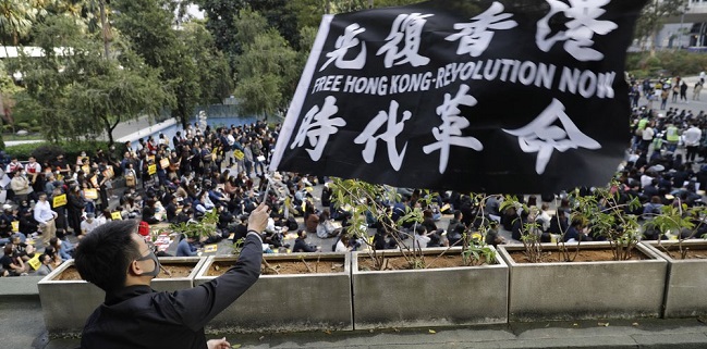 Balas UU Demokrasi Hong Kong, China Tangguhkan Kunjungan AL AS