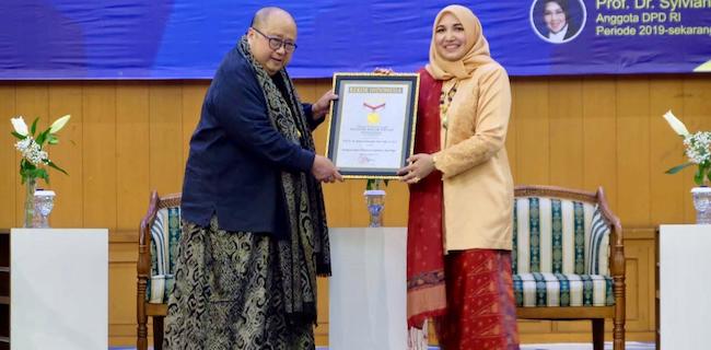 Di Hari Ibu, Rektor UIN Jakarta Raih Rekor MURI