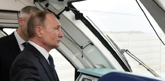 Di Tengah Sanksi Eropa, Putin Buka Rute Kereta Api Dari Rusia Ke Krimea