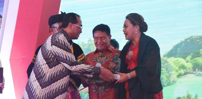 Bupati Eka Bersyukur Tabanan Raih Trisakti Tourism Award 2019