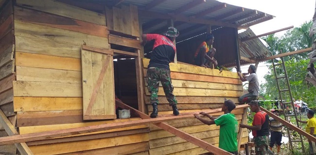 TNI Gotong Royong Bangun Rumah Warga Distrik Mannem Yang Terbakar