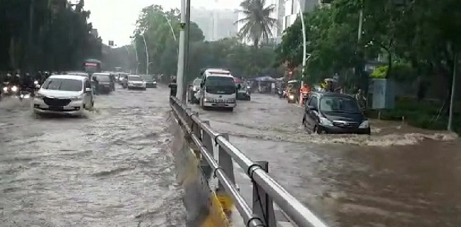 Diguyur  Hujan Deras, Jalan Yos Sudarso Tergenang Hampir Sebetis
