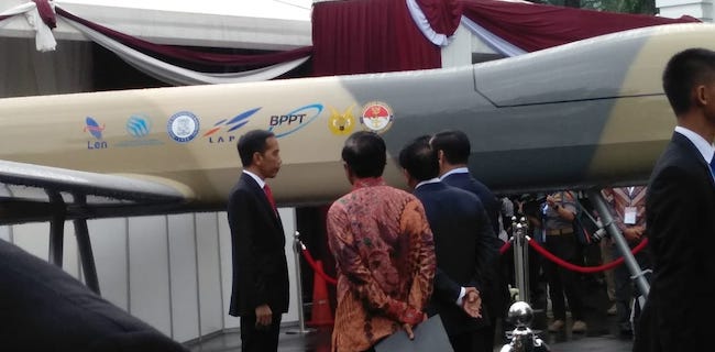 Didampingi Prabowo, Jokowi Tinjau Pameran Industri Pertahanan Dalam Negeri