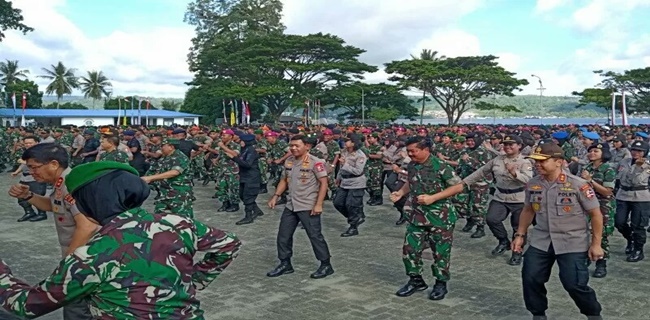 Panglima TNI dan Kapolri Menari 'Kakak Endah' Bersama 2.900 Prajurit Gabungan TNI/Polri Di Ambon