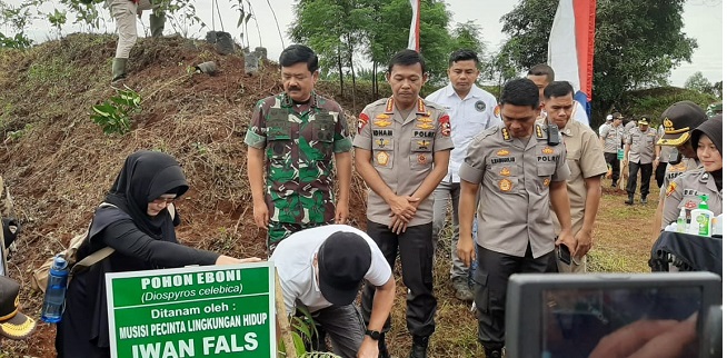 Gugah Hati Rakyat, Kapolri Dan Panglima TNI Kompak Tanam Pohon Secara Nasional