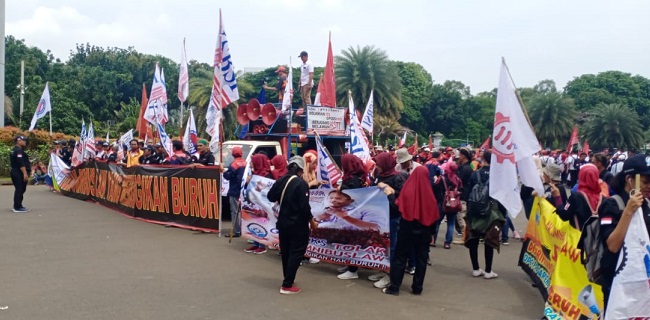 Berkumpul Di Patung Kuda, Massa Buruh Siap <i>Long March</i> Geruduk Istana