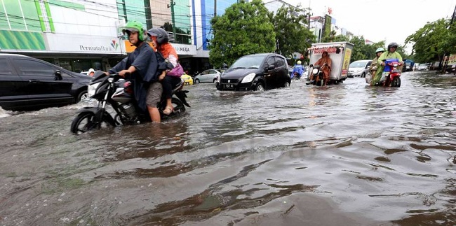 Banjir Surabaya Salahkan Sampah, Tokoh Papua: Ternyata Walikotanya Juga Tak Mampu Atasi Banjir