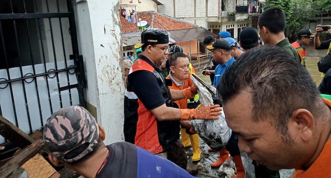 Setelah Pungut Lumpur, Tanpa Jijik Anies Estafetkan Sampah Bareng Warga