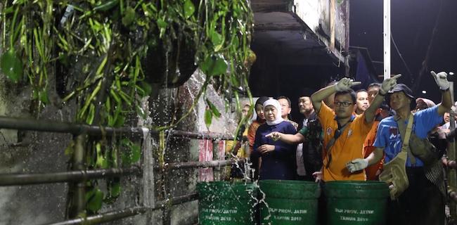 Tengah Malam, Khofifah Pantau Langsung Pengerukan Sampah Di Kali Penyebab Banjir Bandara Juanda