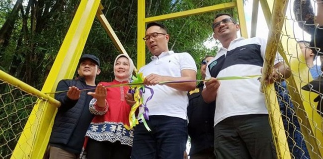 Ditemani Istri, Ridwan Kamil Gunting Pita Resmikan Jembatan Gantung Baru