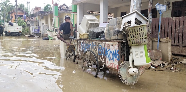 Santoso Cs Untung Rp 200 Ribu Per Hari Pasca Banjir 8 Meter Di Jatiasih
