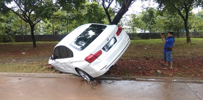 Sempat Viral Saat Terseret Banjir, BMW Putih Akhirnya Nyangkut Di Pohon