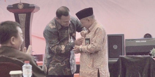 Momen Ketua KPK Pasangkan <i>Name Tag</i> Pembaca Doa Yang Jatuh