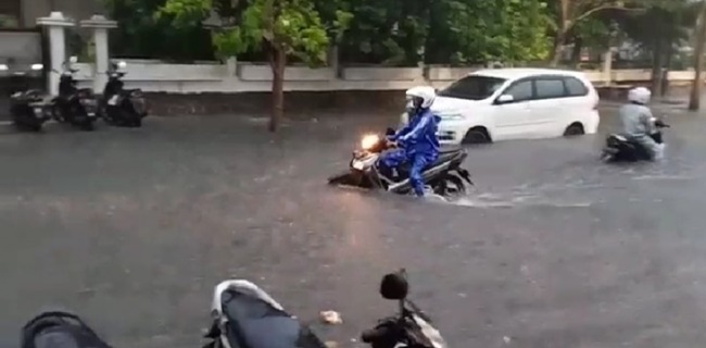 Pemkot Klaim Banjir Surabaya Gara-Gara Dedaunan