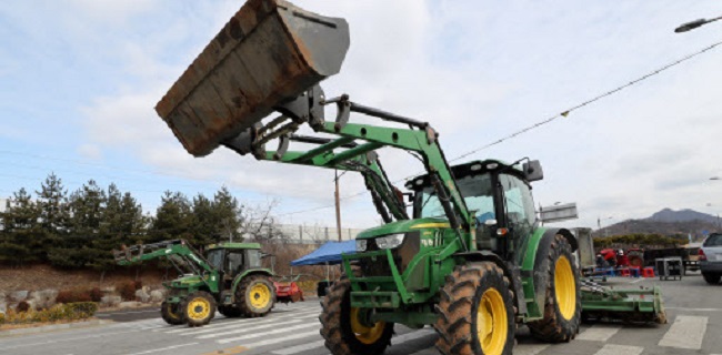 Tolak Jadi Tempat Karantina Corona, Warga Blokir Jalan Pakai Traktor