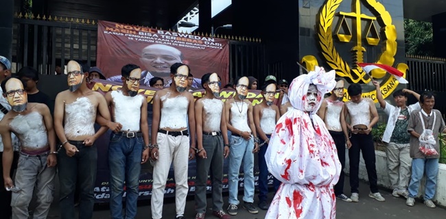 Teatrikal Pocong Berlumuran Darah Warnai Aksi Untuk Novel Baswedan