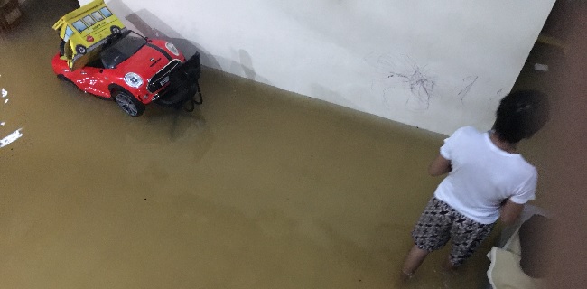Hari Pertama 2020, Warga Bukit Pamulang Indah Disambut Banjir Hingga Sepinggang Orang Dewasa