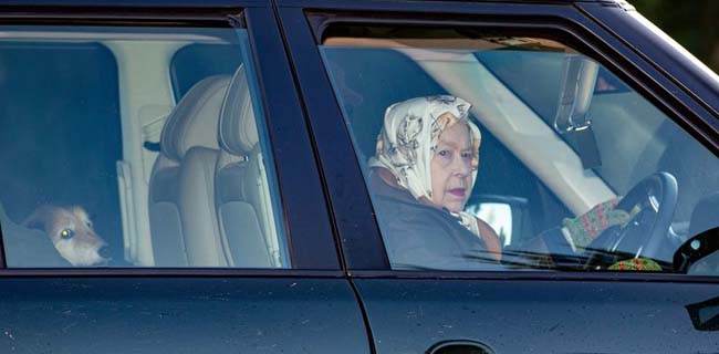 Muncul Pertama Kali Pasca Mundurnya Harry-Meghan, Ratu Elizabeth Nyetir Mobil Dengan Raut Wajah Marah