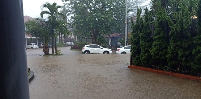 Tahun Baru, Warga Perumahan Mewah Bintaro Kebanjiran Setinggi Paha Orang Dewasa