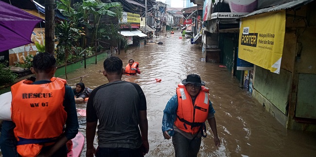 Banjir Di Benhil Sudah Seleher Orang Dewasa, Sebuah Sekolah Dasar Ikut Terendam