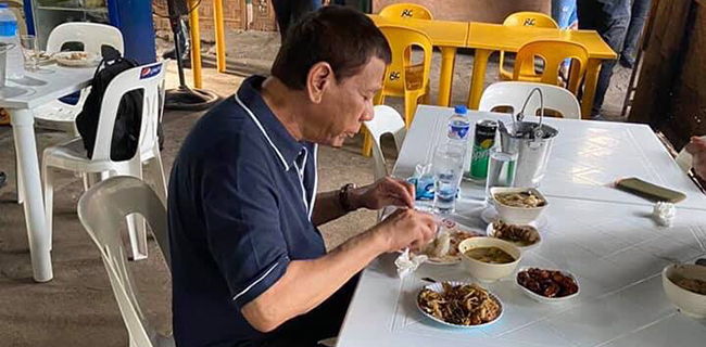 Libur Imlek, Presiden Duterte Makan Di Warung Tanpa Pengawalan