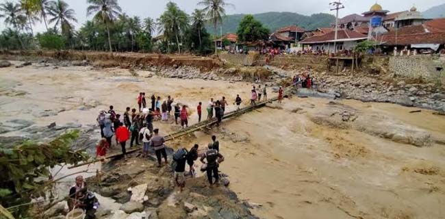 Banjir Di Bogor 8 Meninggal, Banjir Di Bandung Dan Karawang 7.762 Rumah Terendam