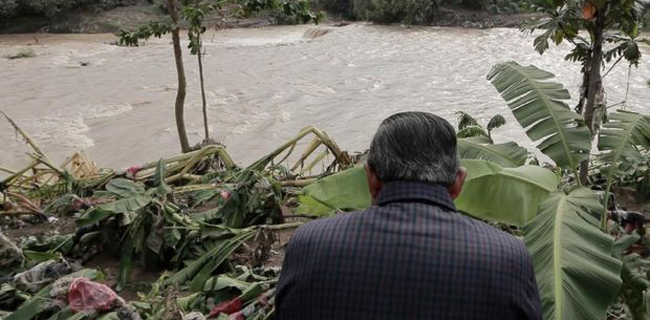 SBY Kunjungi Warga Korban Banjir, Sarankan Pasang Tanggul