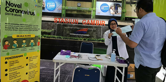Cegah Wabah Virus Corona, PT KAI Daop 1 Jakarta Beri Edukasi Dan Masker Bagi Penumpang